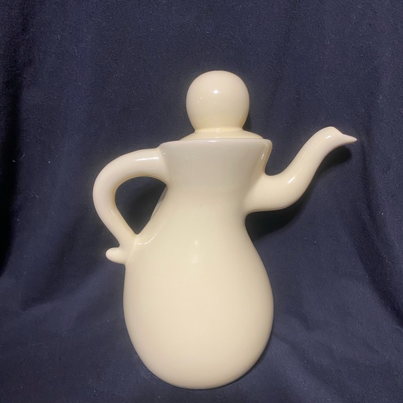Teapot Retro vintage, cheeky, dancing, butter yellow teapot - Picture 2 of 16